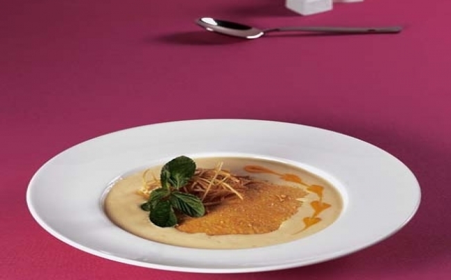 Crème brûlée de apio y poro con culis de ají amarillo
